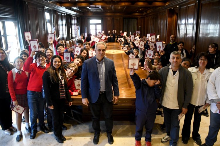 Estudiantes del Colegio Big Ben School y de la Escuela Nº 814 de Fernández visitaron la Casa de Gobierno
