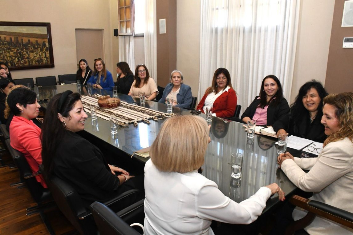 Fuentes recibió en el salón de acuerdos al Consejo Consultivo de la Mujer