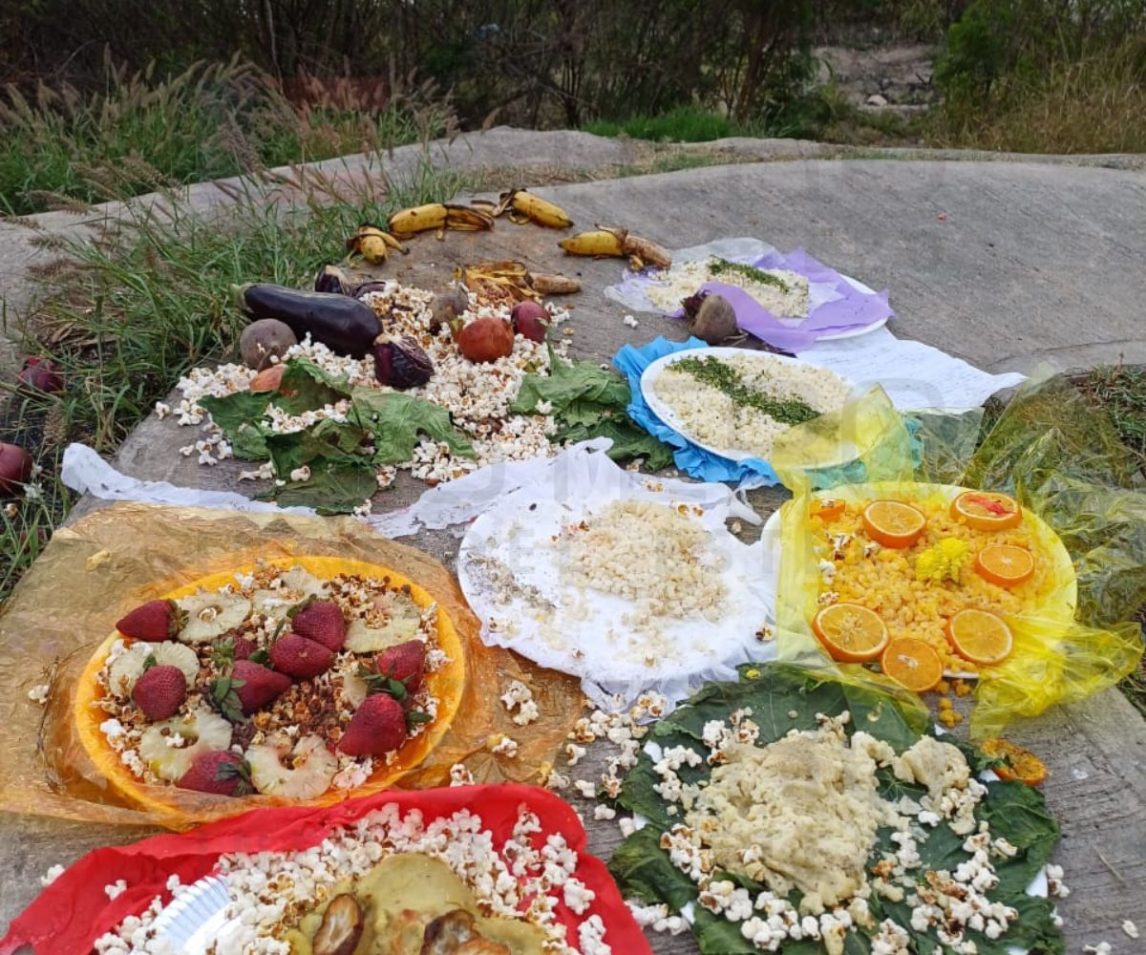 Misterio en la Costanera norte: Hallan extraña ofrenda con frutas, verduras y una carta