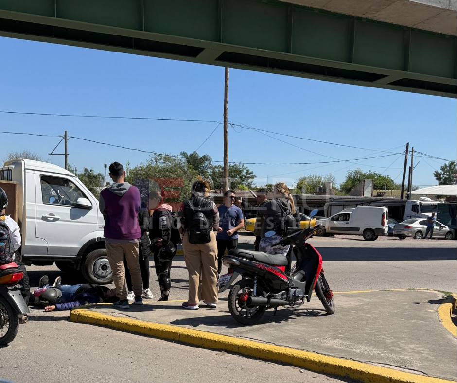 La Banda: fuerte accidente entre una moto y un camión dejó dos mujeres heridas