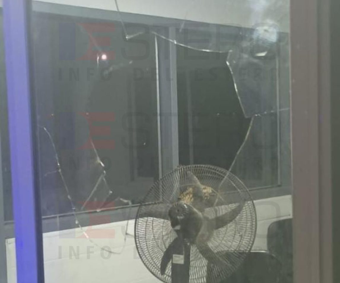 Un hombre completamente enajenado atacó a pedradas una garita de policía