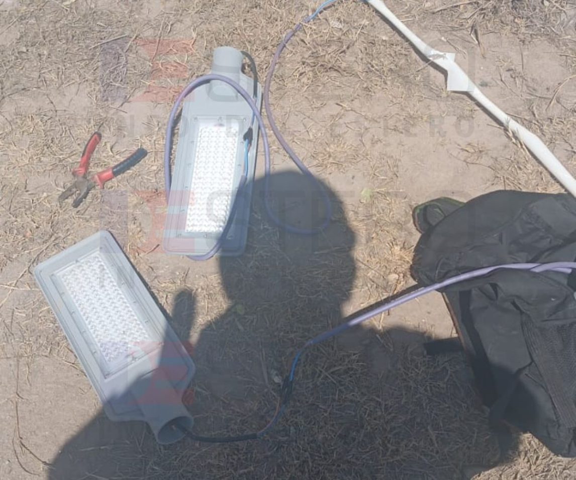 Descubren a dos delincuentes, uno de ellos menor de edad, robando farolas de iluminación