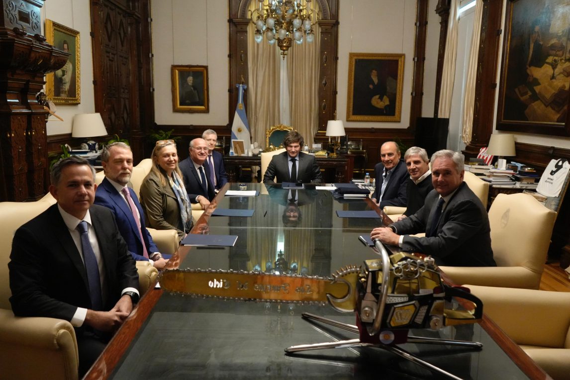 Milei y Caputo recibieron al presidente del BID tras la derrota electoral