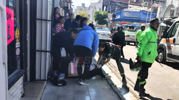 Caos en el centro: una mujer cayó por una vereda rota y debió ser asistida