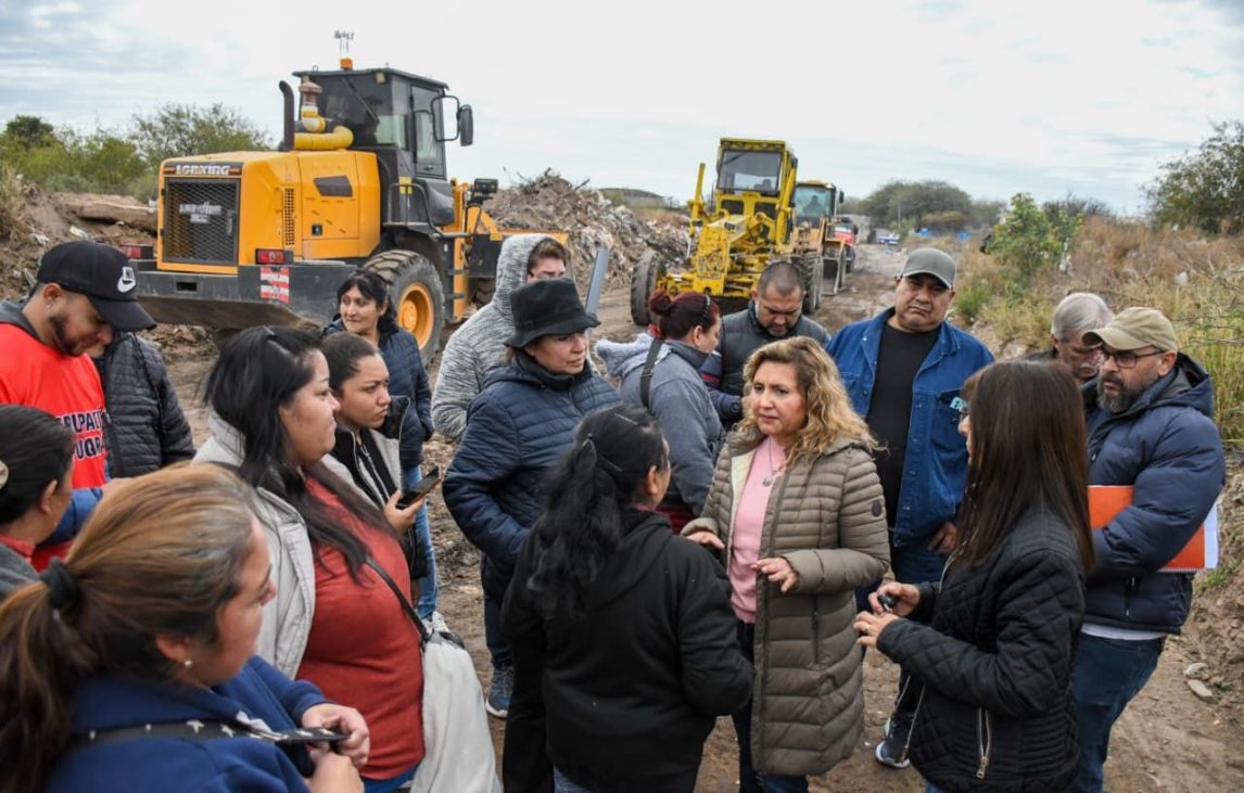 La intendente Fuentes inspeccionó los trabajos de apertura de la calle Andrés Chazarreta y anunció la construcción de una plaza