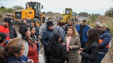 La intendente Fuentes inspeccionó los trabajos de apertura de la calle Andrés Chazarreta y anunció la construcción de una plaza