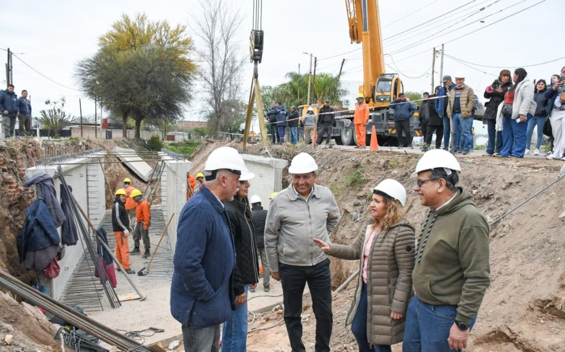Avanza la construcción de un puente alcantarilla en el barrio Mariano Moreno