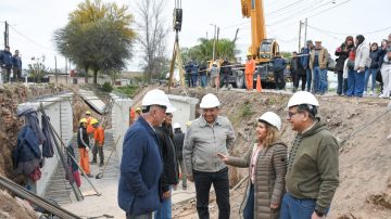Avanza la construcción de un puente alcantarilla en el barrio Mariano Moreno