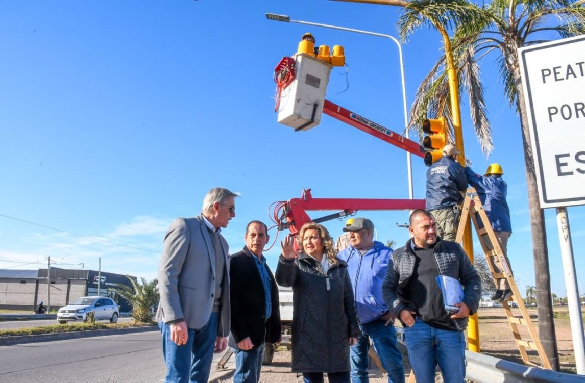 Instalan semáforos en el cruce de las avenidas Belgrano y Circunvalación