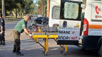 Dos trabajadores municipales chocaron entre sí y una de las víctimas terminó en el hospital
