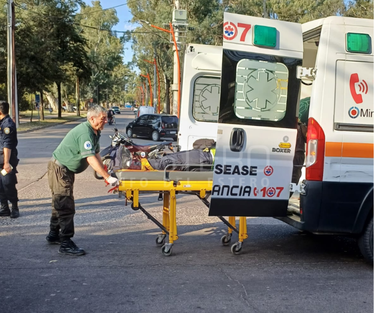 Dos trabajadores municipales chocaron entre sí y una de las víctimas terminó en el hospital