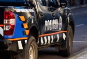 Un menor de 14 años fue interceptado por realizar maniobras peligrosas en moto y agredió a policías