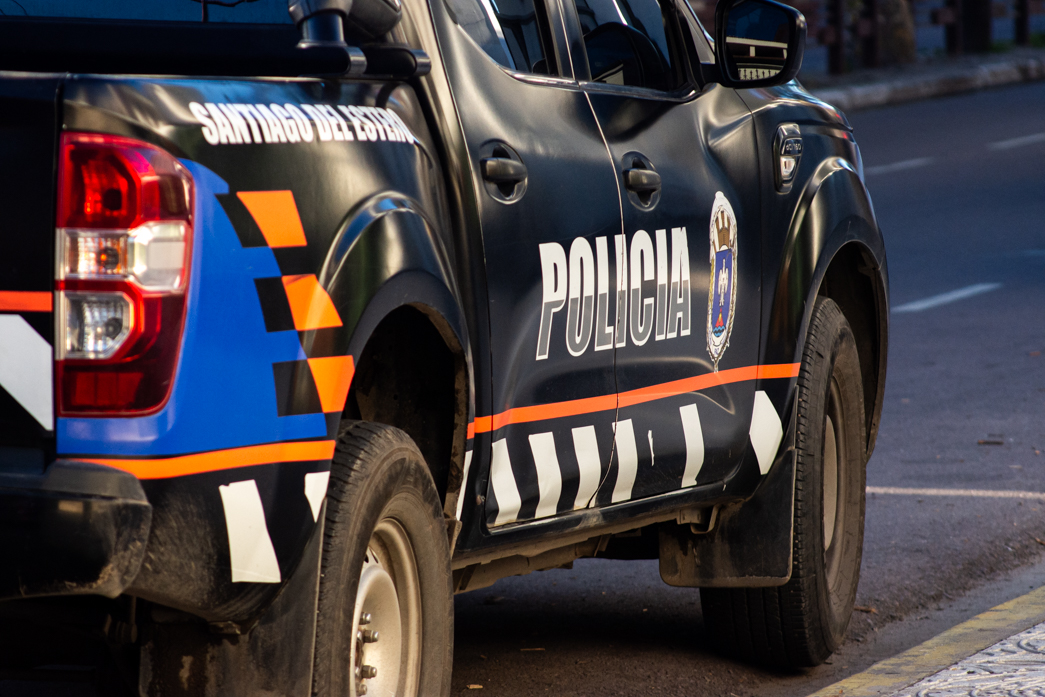 Violentísimo accidente en Avenida Lugones y Gorriti: un auto a toda velocidad chocó a una joven en moto