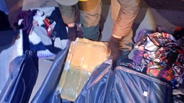 Pasajera de tour de compras ocultaba 8 kilos de cocaína en valijas con dobles fondos