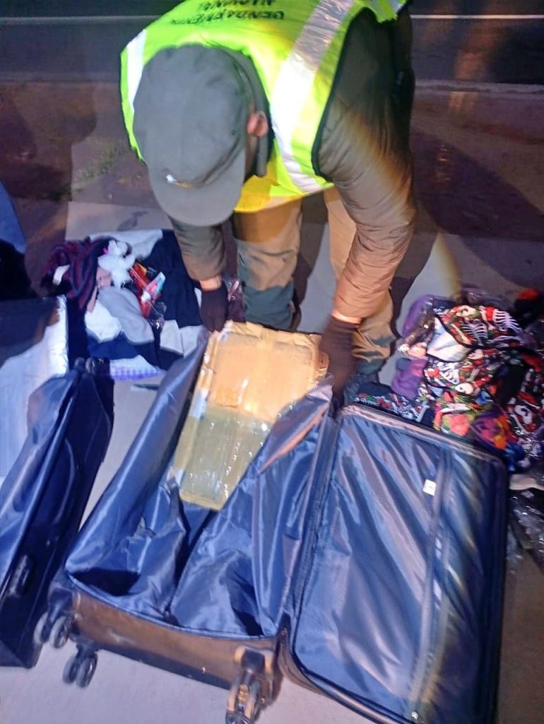 Pasajera de tour de compras ocultaba 8 kilos de cocaína en valijas con dobles fondos