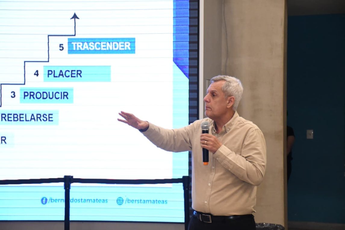 Gran marco de público en la conferencia abierta y gratuita de Bernardo Stamateasen