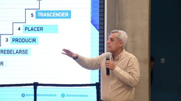 Gran marco de público en la conferencia abierta y gratuita de Bernardo Stamateasen