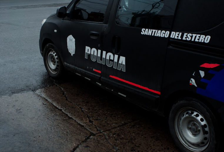 Una mujer intentaba arreglar el techo de su casa y cayó: sufrió graves fracturas