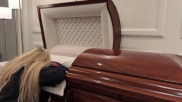 La esposa de Charlie Kirk: publicó un video junto al cuerpo del activista en el ataúd