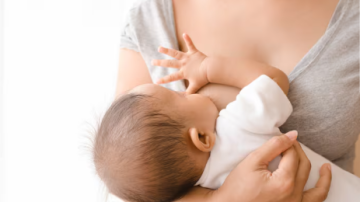 La OMS avala la lactancia en personas con VIH indetectable: el requisito innegociable