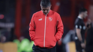 Portazo de Julio Vaccari: renunció a su cargo de DT de Independiente tras la derrota ante Banfield