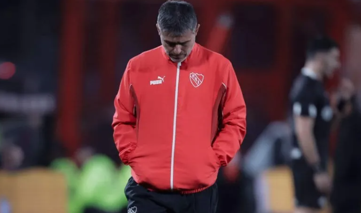 Portazo de Julio Vaccari: renunció a su cargo de DT de Independiente tras la derrota ante Banfield