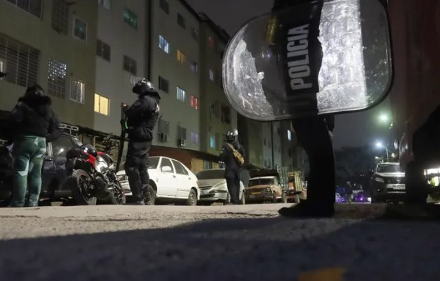 Un hombre con problemas mentales ingresó al edificio de Crónica TV y apuñaló a un trabajador de seguridad