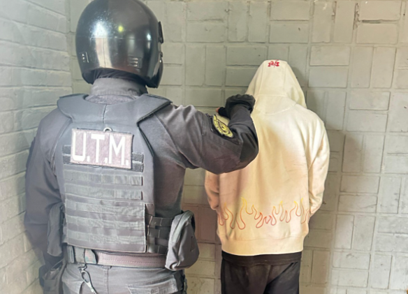 Atrapan a un ladrón que aprovechó la refacción de un local para robar ropa y otros bienes