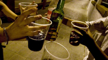 Se durmió en el “tercer tiempo” y le robaron los botines, el celular y dinero