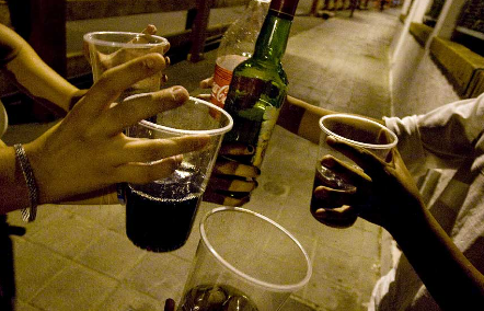 Se durmió en el “tercer tiempo” y le robaron los botines, el celular y dinero