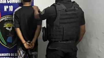 La policía frenó a un hombre que circulaba en una moto sin patente: escondía 52 dosis de cocaína