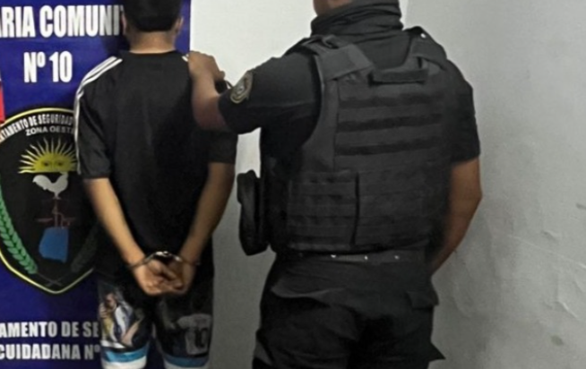 La policía frenó a un hombre que circulaba en una moto sin patente: escondía 52 dosis de cocaína