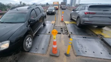 Se desprendió una junta de dilatación en el puente Chaco-Corrientes: caos para circular