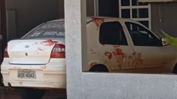 Un hombre encontró a su mujer con el amante, lo mató a puñaladas y a ella la obligó a limpiar la escena