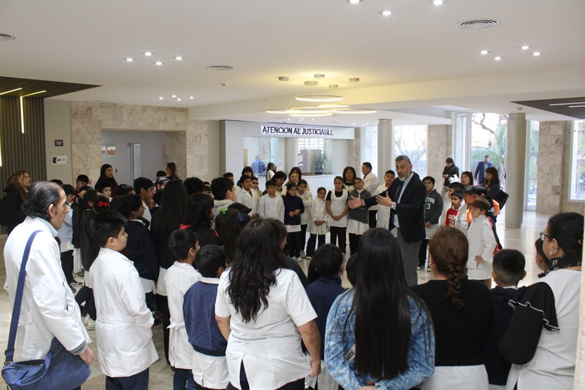 Alumnos de una escuela capitalina visitaron el Poder Judicial de la Provincia