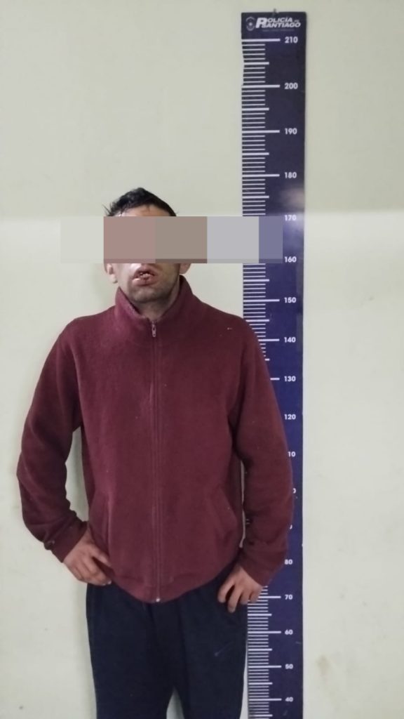 Atrapan a un hombre que rompió un auto estacionado en zona Centro para robar