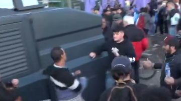 Registraron un incidente entre manifestantes antes del acto de Milei