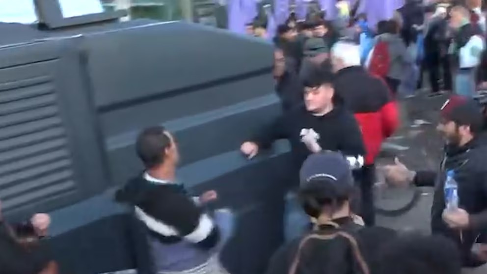 Registraron un incidente entre manifestantes antes del acto de Milei