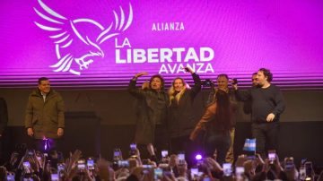 Milei en el cierre de campaña de LLA: “Me tiraron un adoquín y podrían haber matado a cualquiera”