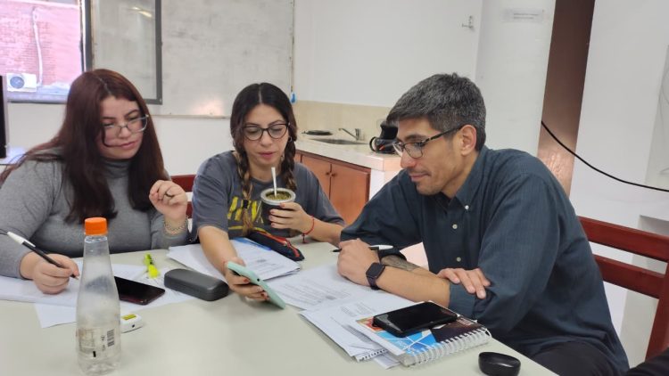 Docentes y estudiantes de Periodismo de la UNSE realizan una investigación sobre consumo de información y fakenews