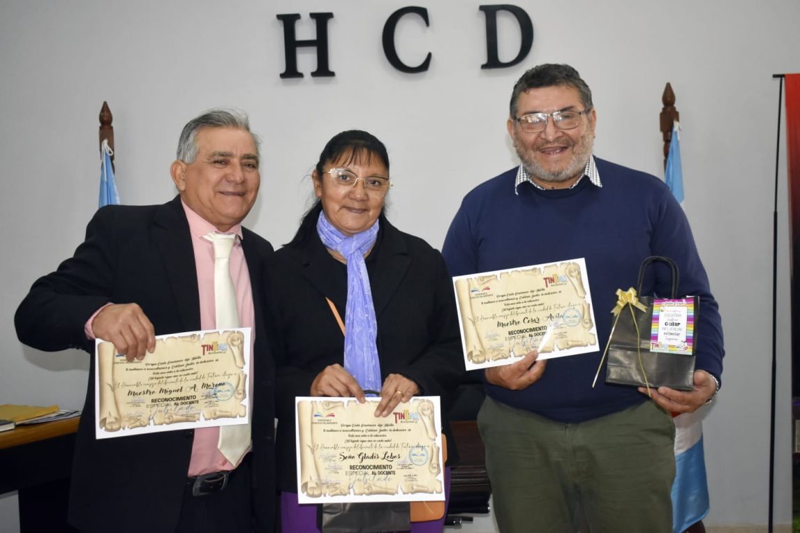 El Concejo Deliberante de Tintina reconoció a docentes jubilados en el Día del Maestro