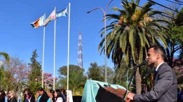 Fernández: Sentido homenaje al “padre del aula” en el acto central por el Día del Maestro
