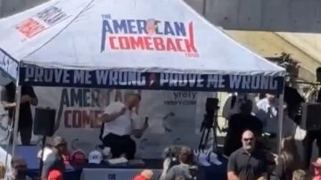 Le dispararon en el cuello a un activista cercano a Donald Trump en EE.UU.