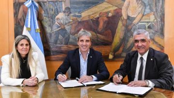Con la meta de saldar deudas mutuas, Caputo firmó convenios con Tucumán y Chubut