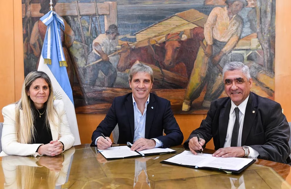 Con la meta de saldar deudas mutuas, Caputo firmó convenios con Tucumán y Chubut