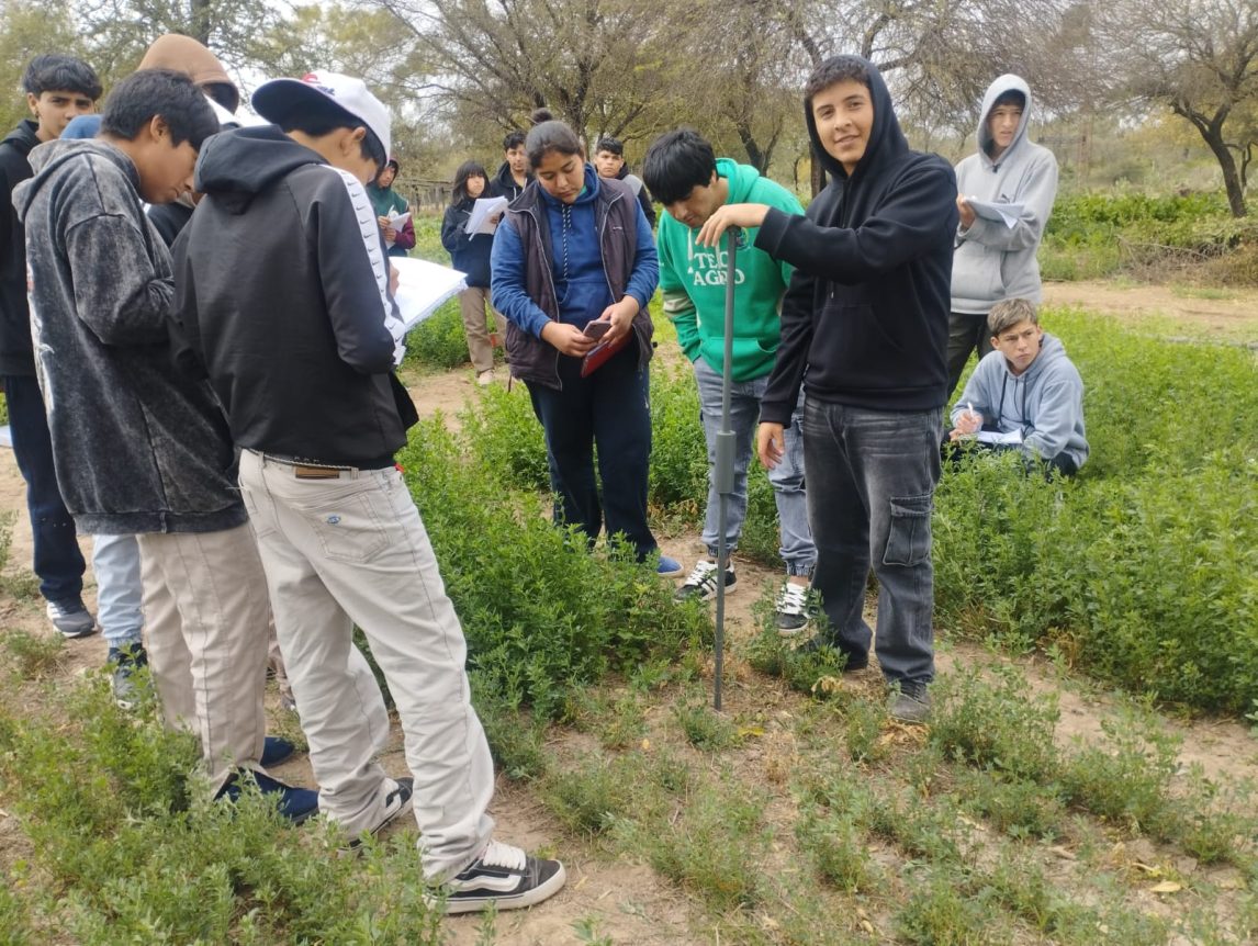 Charlas de capacitación y prácticas a campo para estudiantes de la EFA Avellaneda