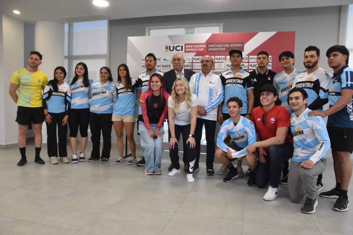 Pilotos internacionales de BMX fueron recibidos por el secretario de Deportes en Santiago del Estero