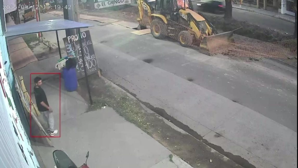 “Ladrón de escobas”: Robó en un negocio de Avenida Aguirre a plena luz del día