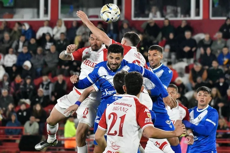 Vélez empató con Huracán en un encuentro deslucido y con preocupación por el arquero