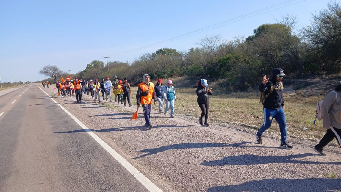 Un grupo de 60 peregrinos caminan hacia Mailín para llegar al santuario de los milagros